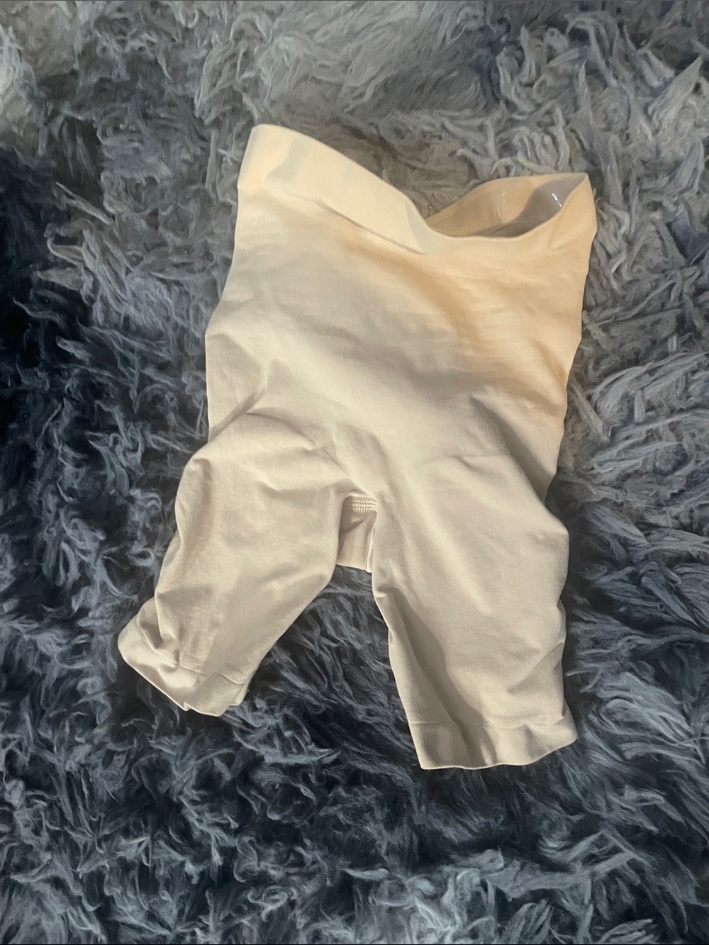 NWOT Skims Mid Thigh Seamless Shaping Shorts in size S/M